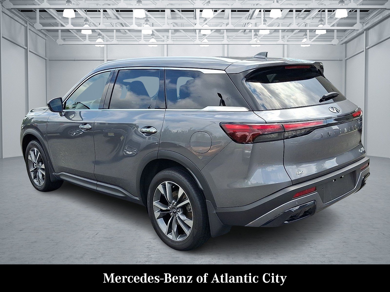 Used 2025 Graphite Shadow INFINITI LUXE AWD image 4