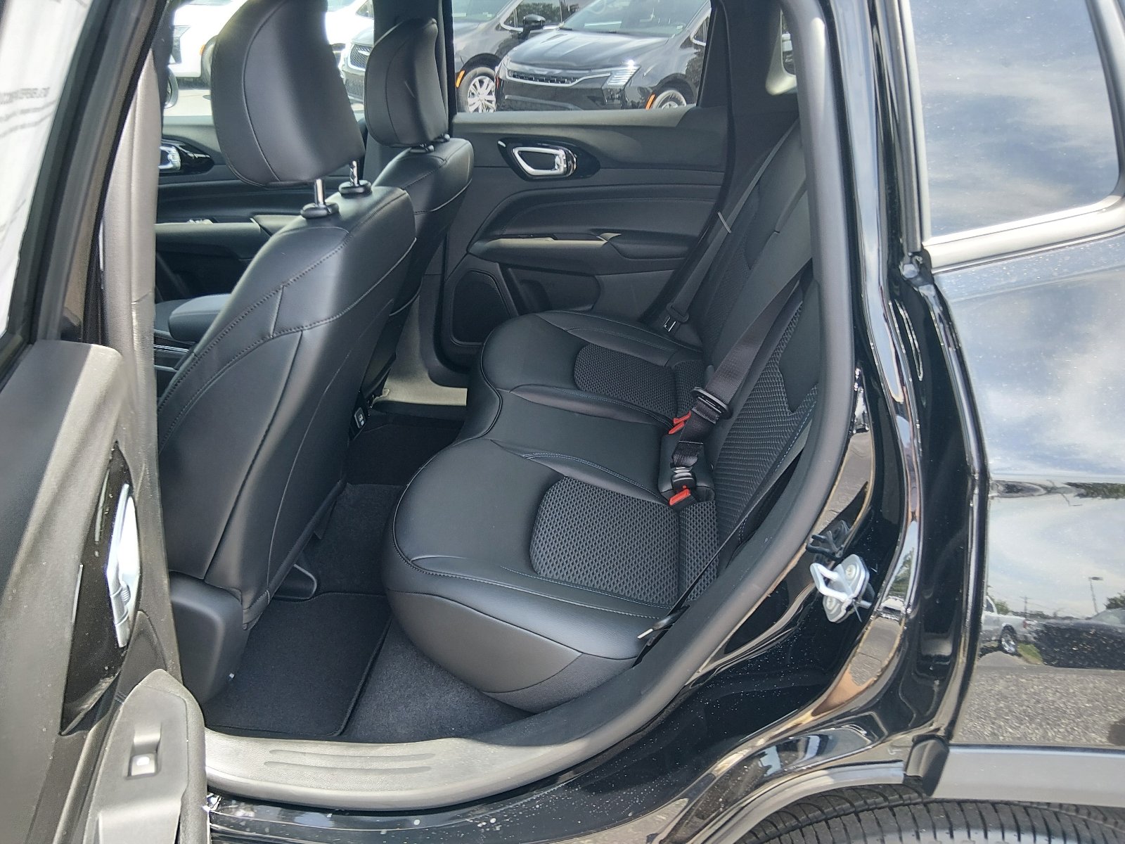New 2026 Diamond Black Crystal Pearlcoat Jeep Latitude Altitude image 5