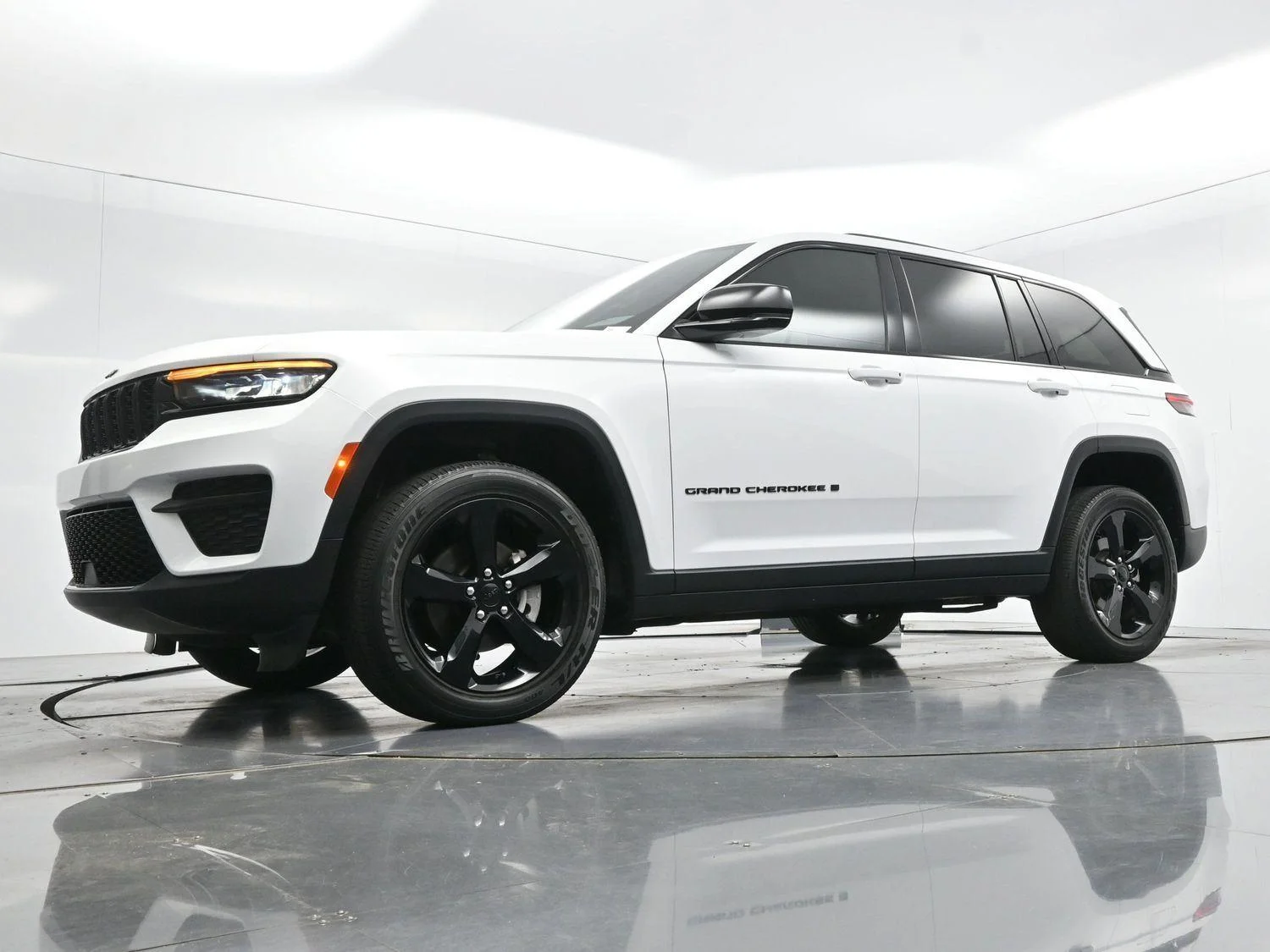 Used 2023 White Jeep Altitude image 41