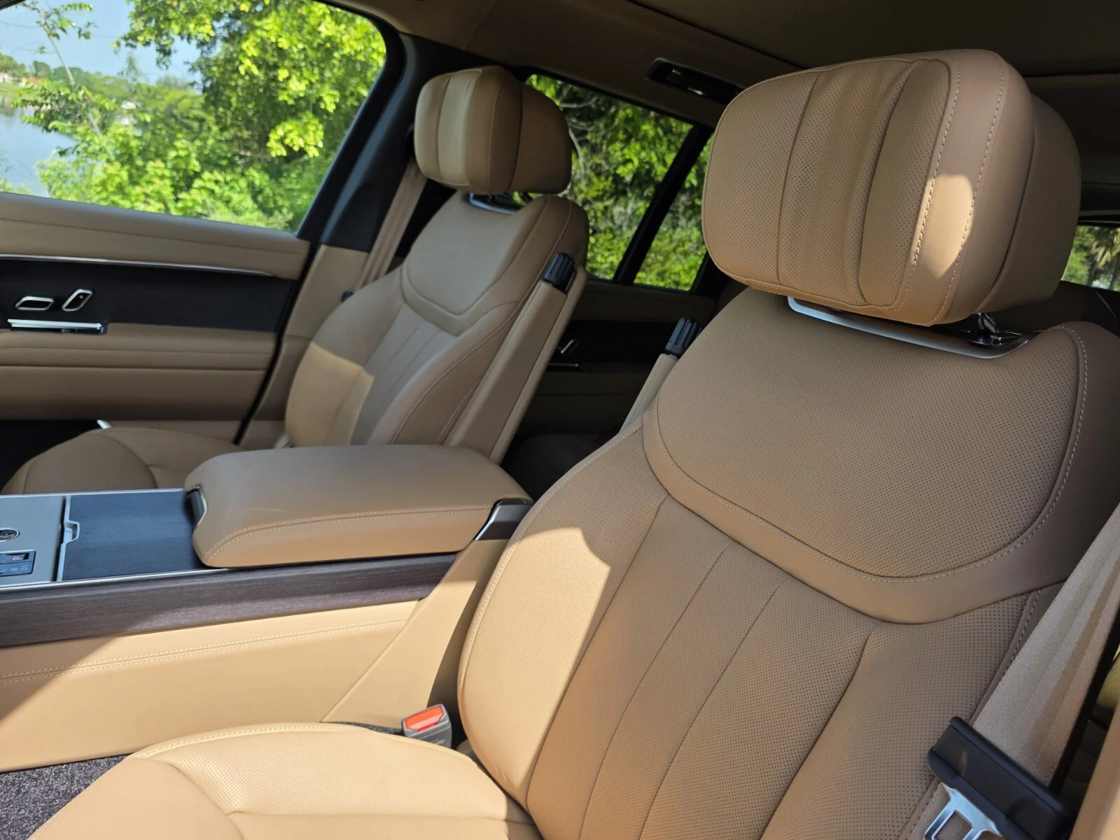 New 2026 Obsidian Black SV Bespoke Ultra Metallic Satin Land Rover P530 Autobiography image 11