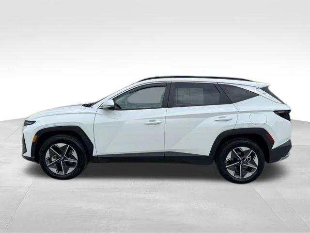 Used 2025 White Hyundai SEL Convenience image 4
