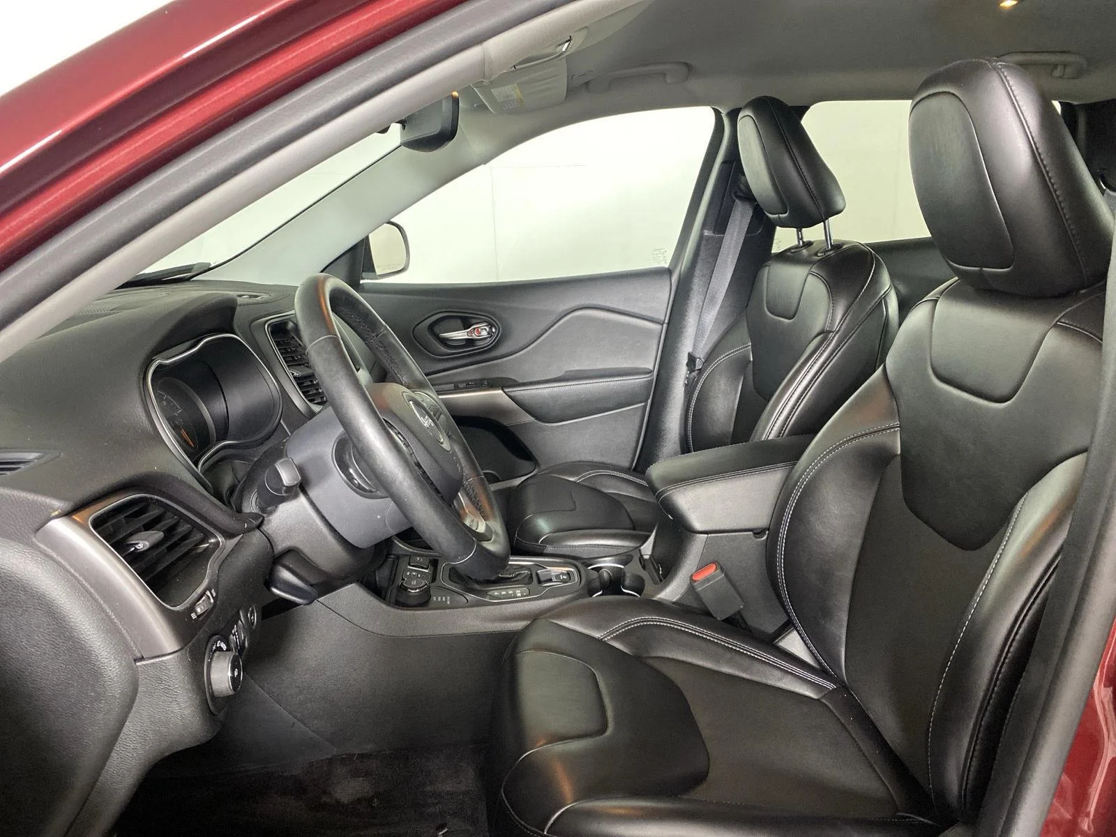 Used 2019 Velvet Red Pearlcoat Jeep Latitude Plus image 13