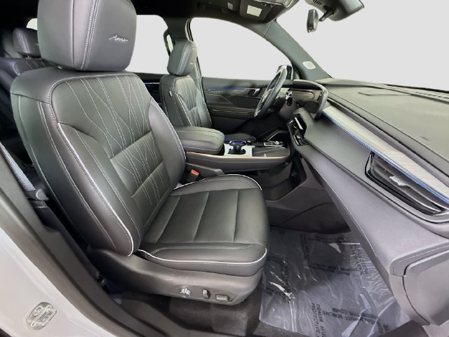 Used 2025 White Frost Tricoat Buick Avenir image 31