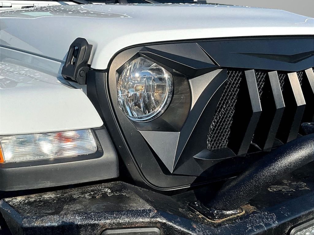 Used 2022 White Jeep Unlimited Sahara image 31