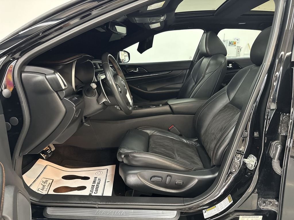 Used 2021 Super Black Nissan SR image 12