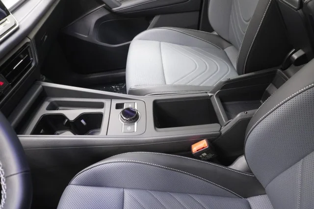 New 2026 Deep Black Pearl Volkswagen SE image 30