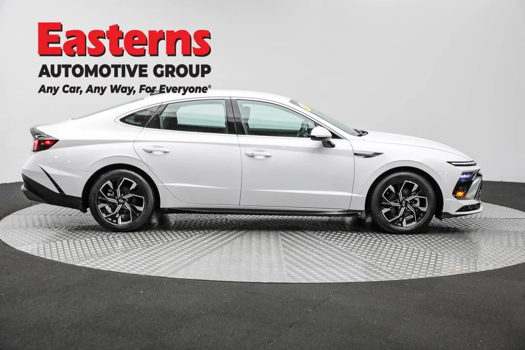 Used 2024 White Hyundai SEL image 4