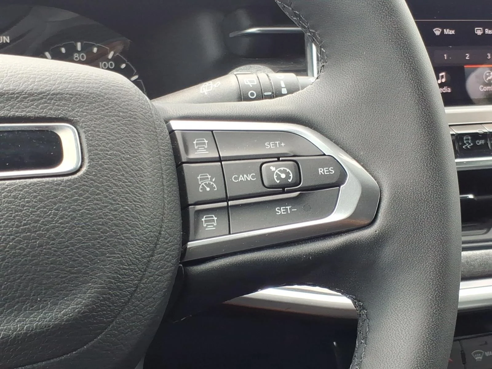 Used 2023 Bright White Clearcoat Jeep Latitude Lux image 28