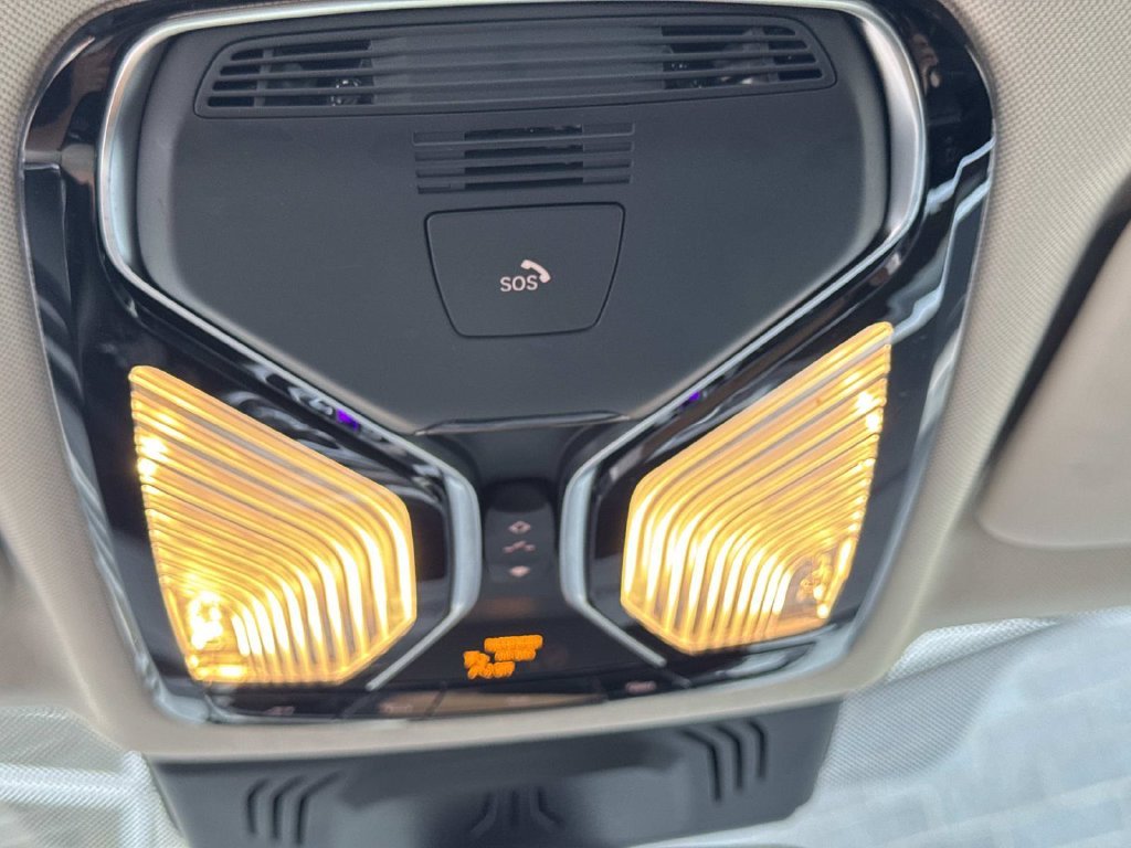 Used 2019 White Metallic BMW xDrive40i image 26