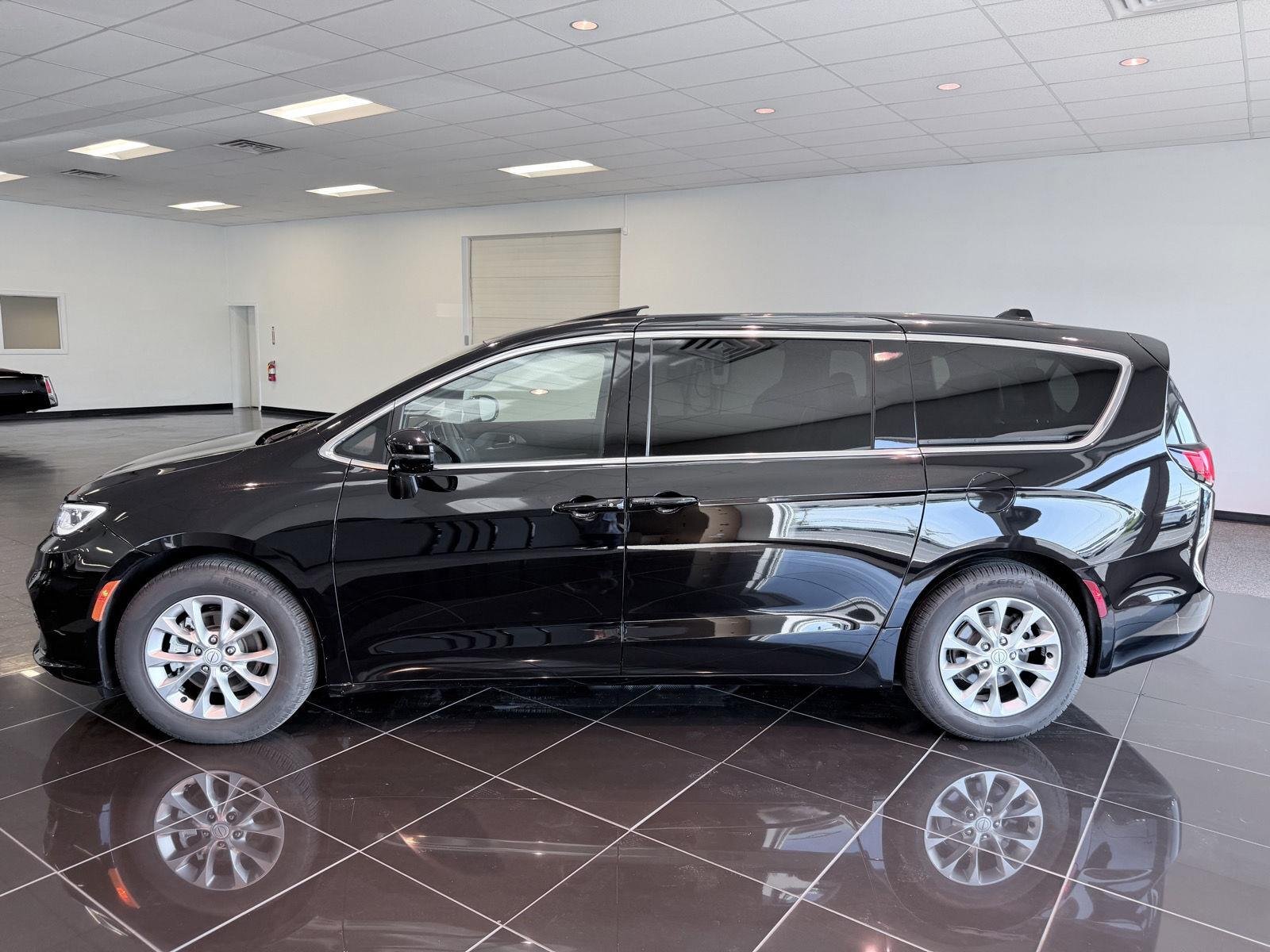 Used 2026 Diamond Black Crystal Pearlcoat Chrysler Limited image 14