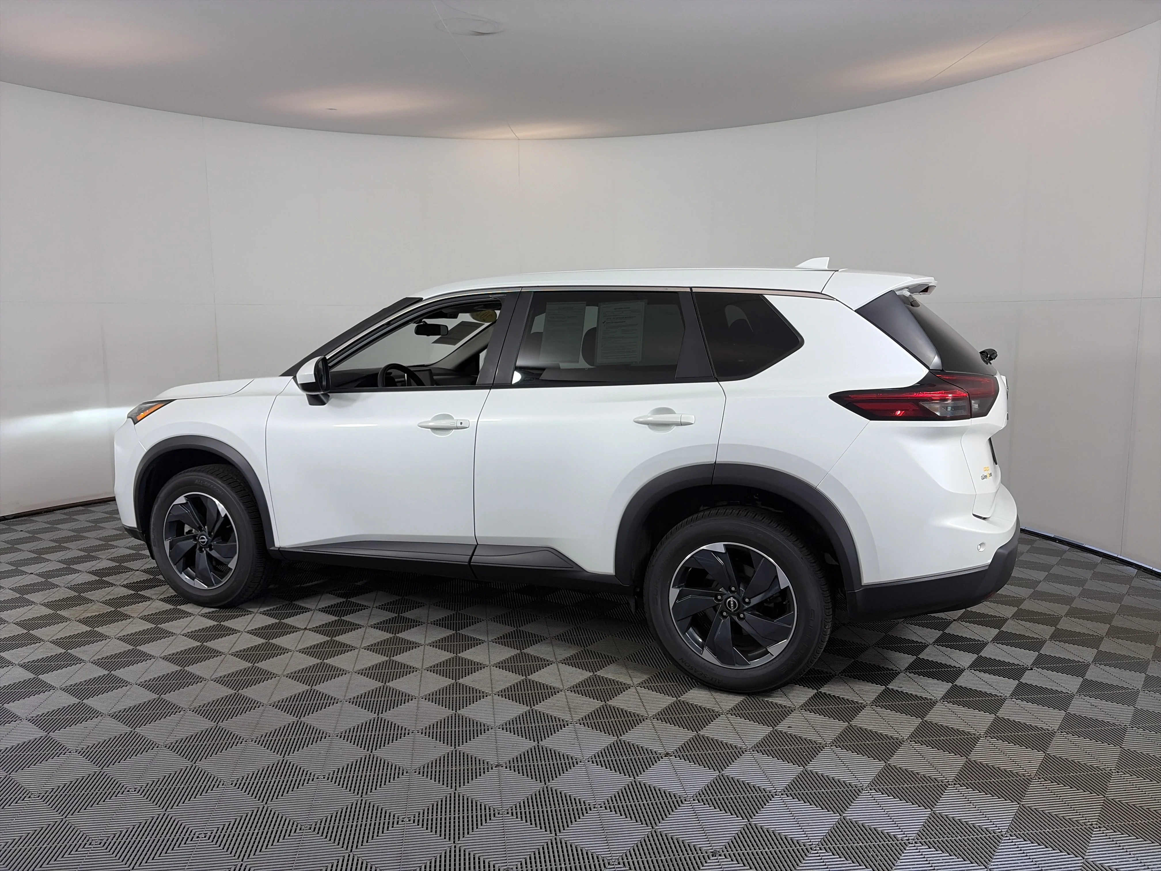 Used 2024 Everest White Pearl Nissan SV image 9