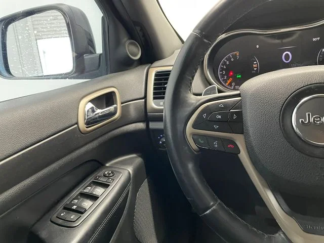 Used 2017 Diamond Black Crystal Pearlcoat Jeep Laredo image 24