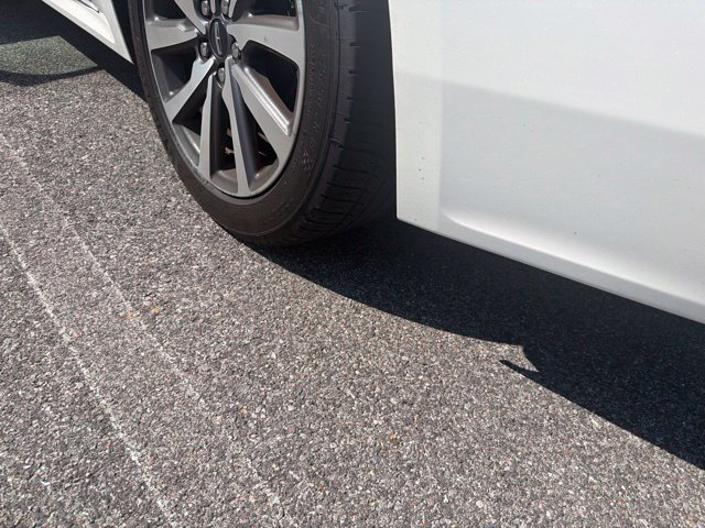 Used 2017 White Lincoln Premiere image 8