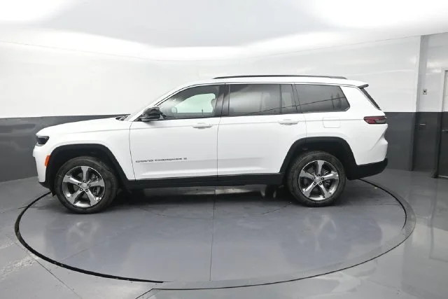 New 2026 Bright White Clear-Coat Exterior Paint Jeep Limited image 5