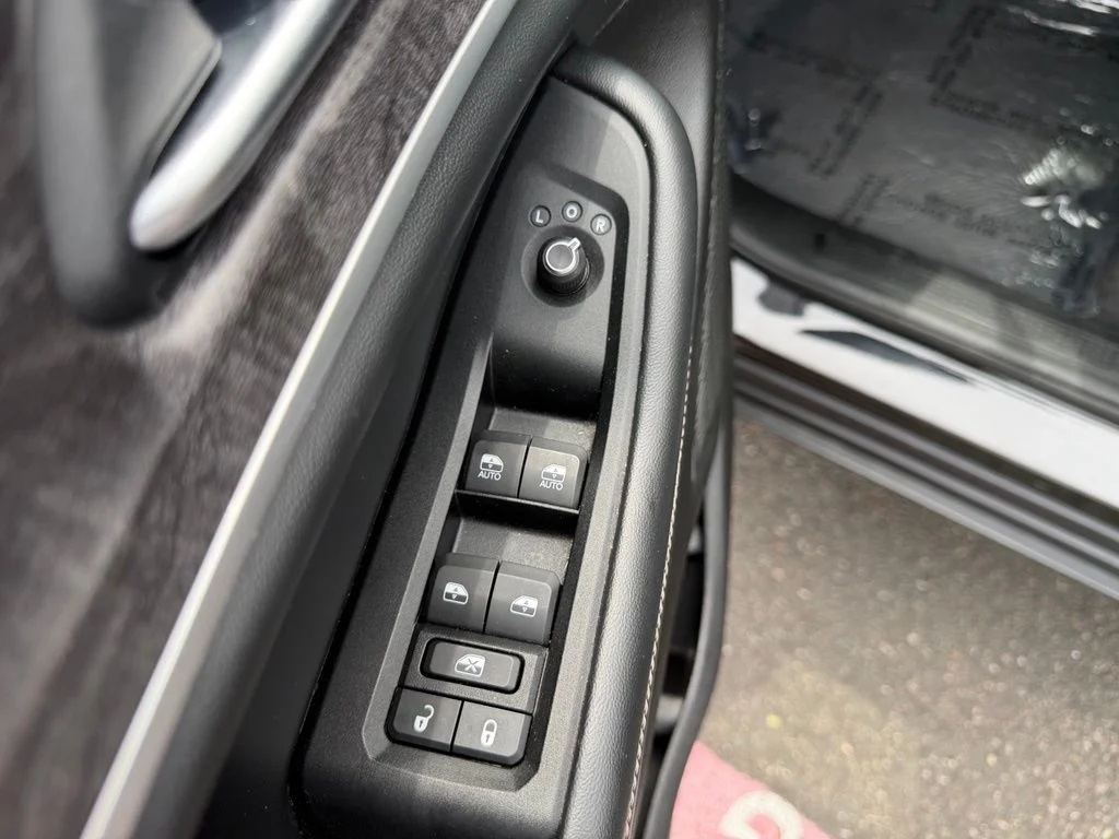 Used 2022 Diamond Black Crystal Pearlcoat Jeep Limited image 14
