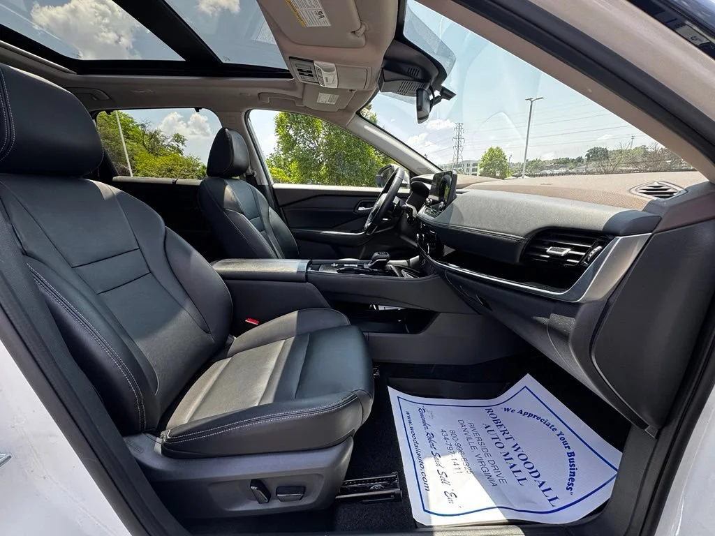 Used 2023 White Nissan SL image 9