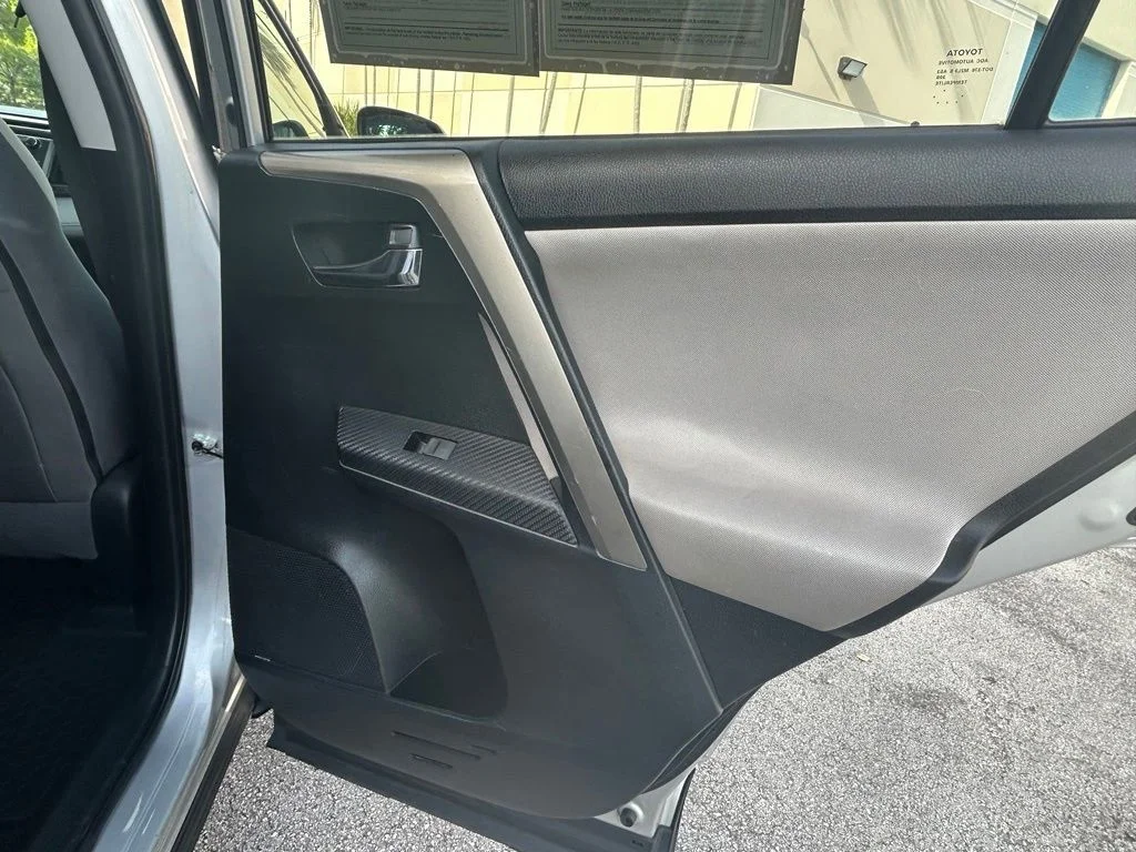 Used 2015 Silver Toyota XLE image 28