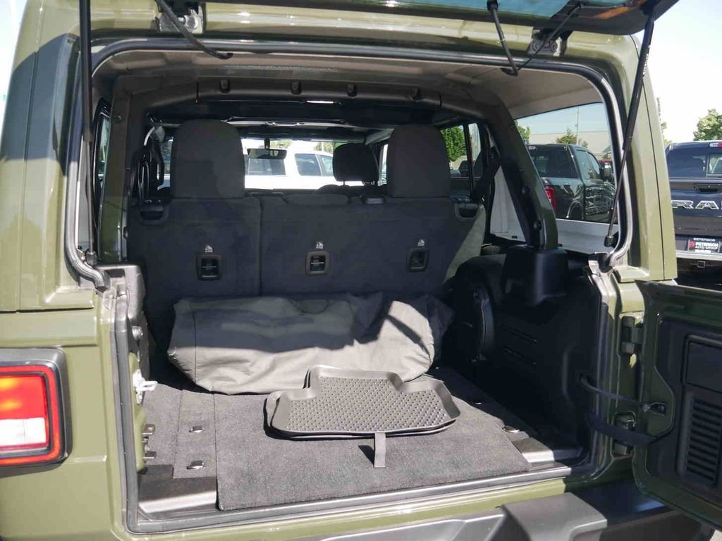 Used 2023 Green Jeep Sahara image 9