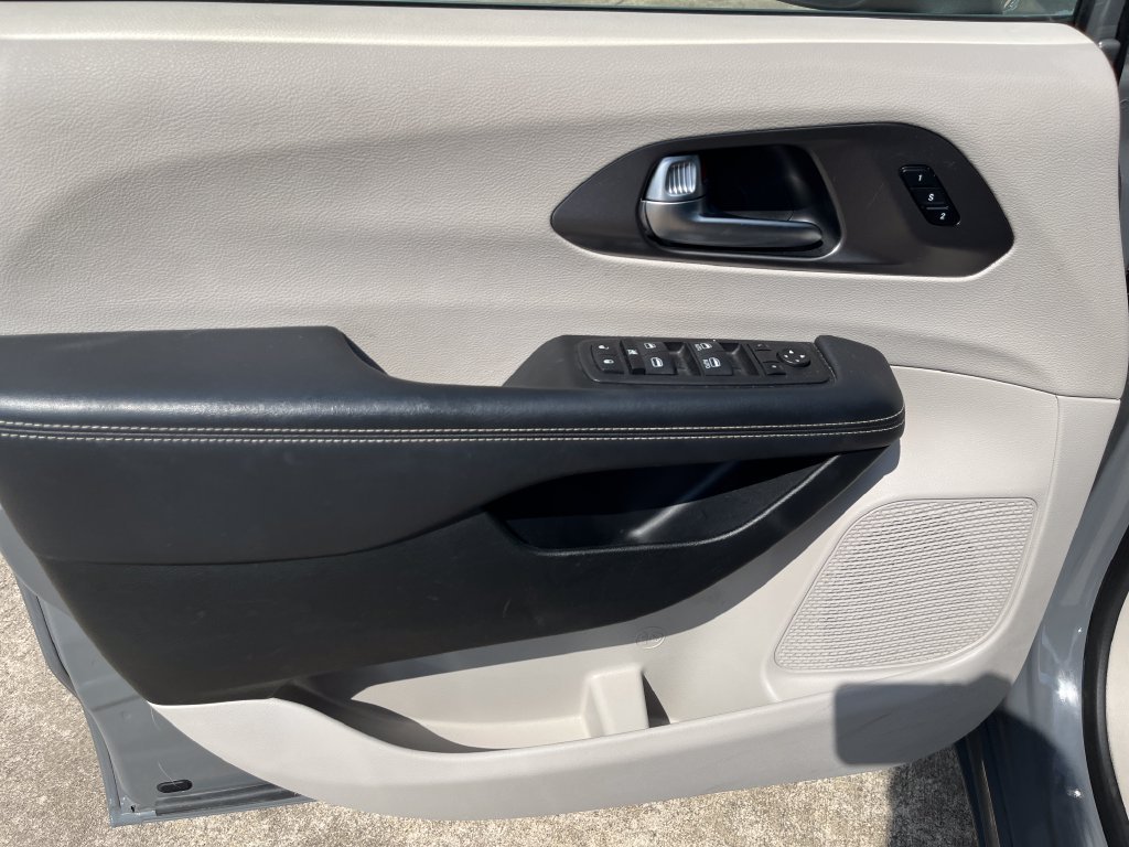 Used 2023 White Chrysler Touring L image 11