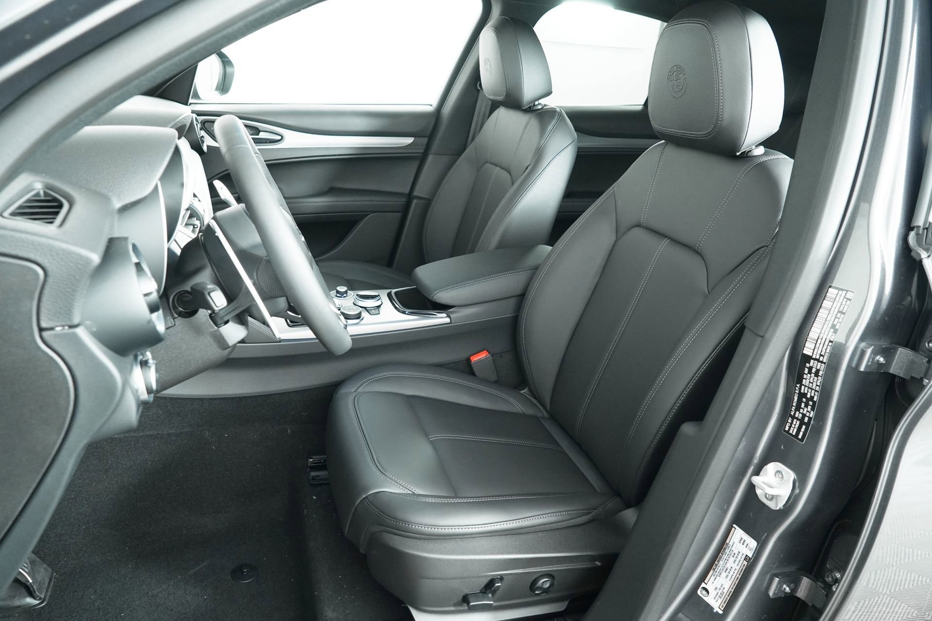 New 2025 Vesuvio Gray Metallic Exterior Paint Alfa Romeo Base image 19