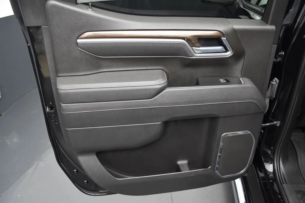 Used 2025 Black Chevrolet LT image 22