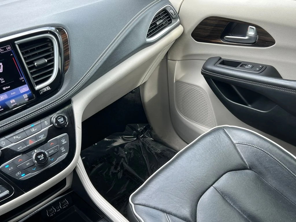 Used 2023 White Chrysler Limited image 37
