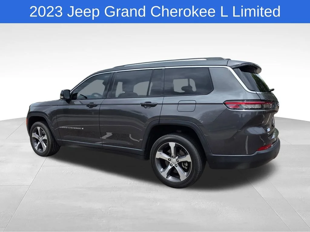 Used 2023  Jeep Limited image 5