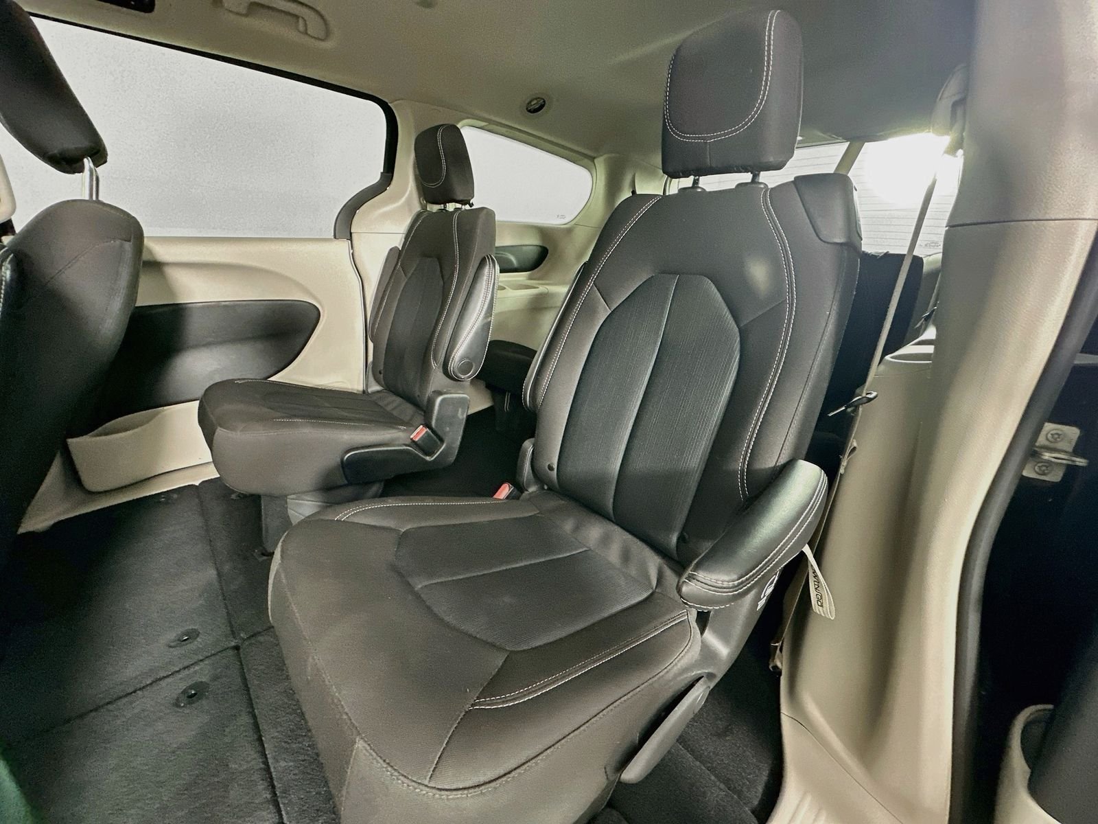 Used 2023 Brilliant Black Crystal Pearlcoat Chrysler LX image 23