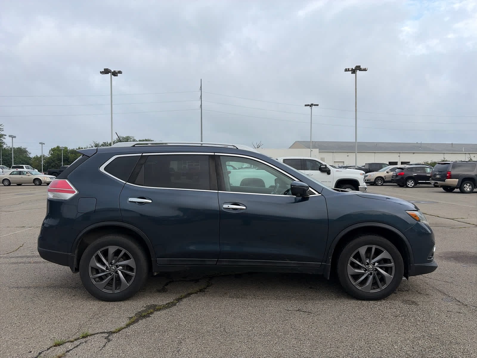 Used 2016 Arctic Blue Metallic Nissan SL image 3