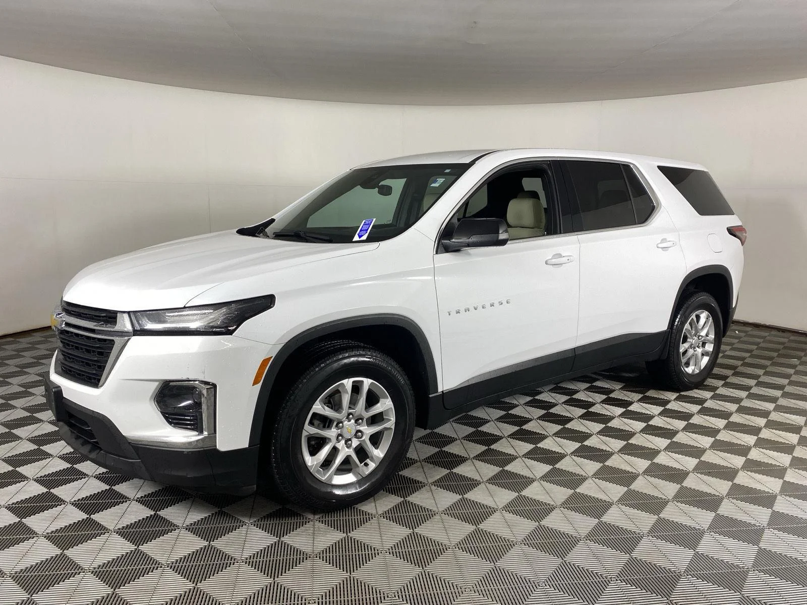 Used 2023 Wh Chevrolet  image 3
