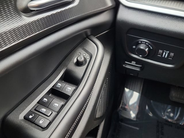 Used 2025  Jeep Laredo image 37