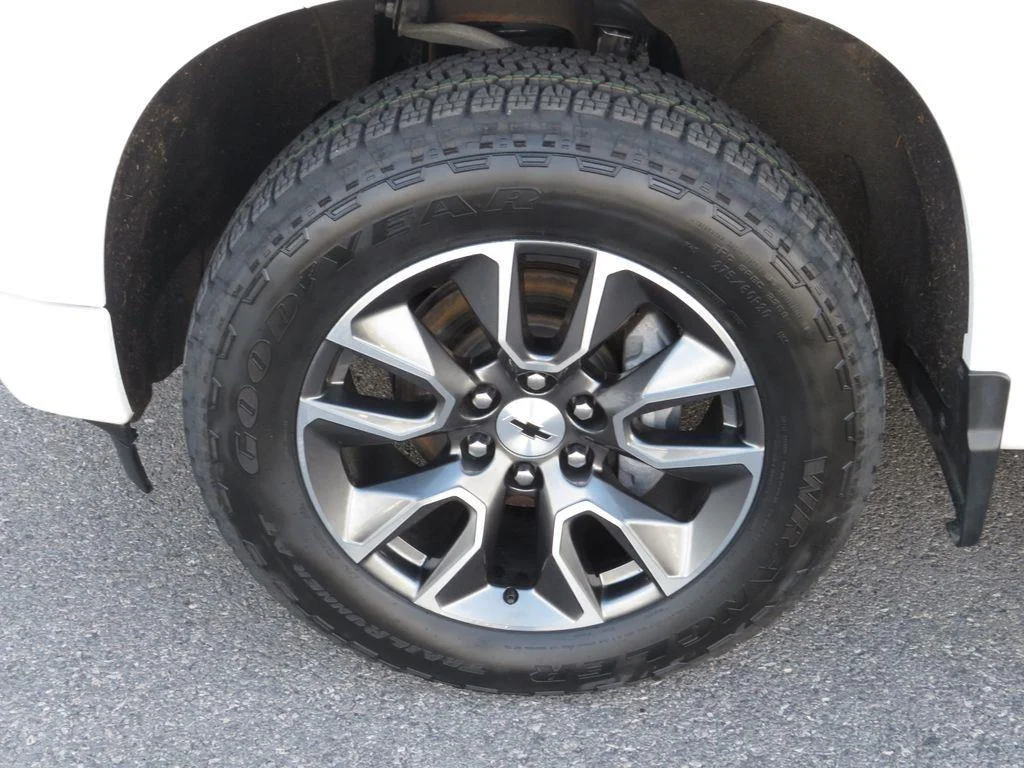 Used 2024 Summit White Chevrolet RST image 15
