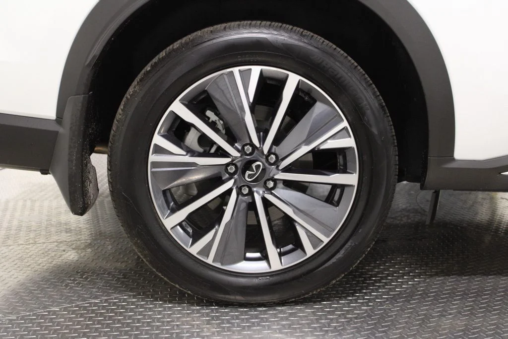 Certified Used 2026 White INFINITI LUXE image 14