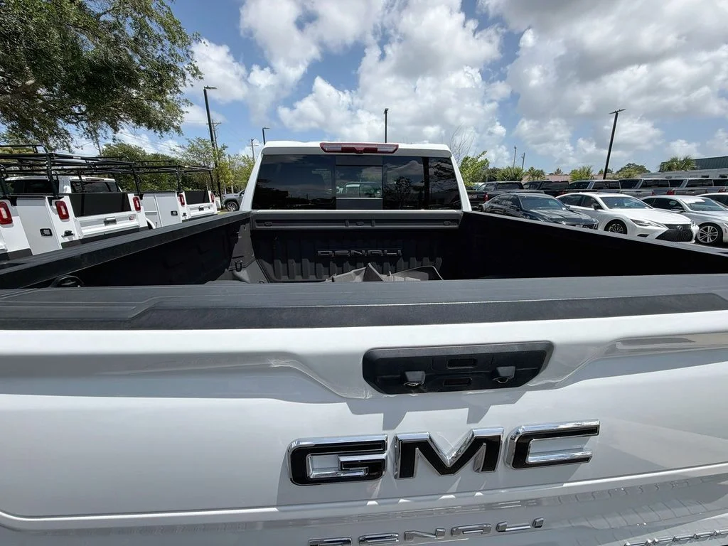 Used 2023 White GMC Denali image 29