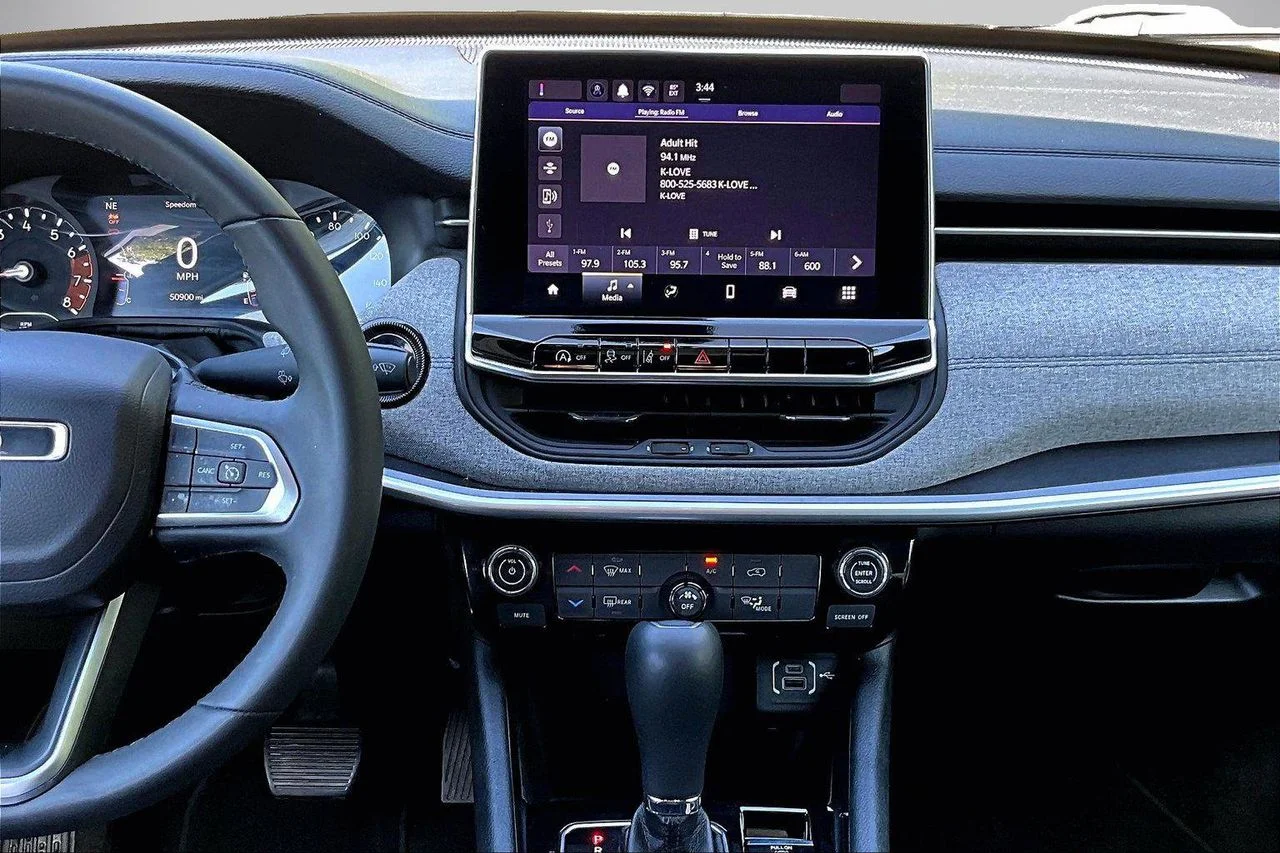 Used 2024 White/off-white Jeep Latitude image 12
