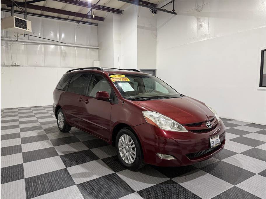 2008 Toyota Sienna XLE photo 2