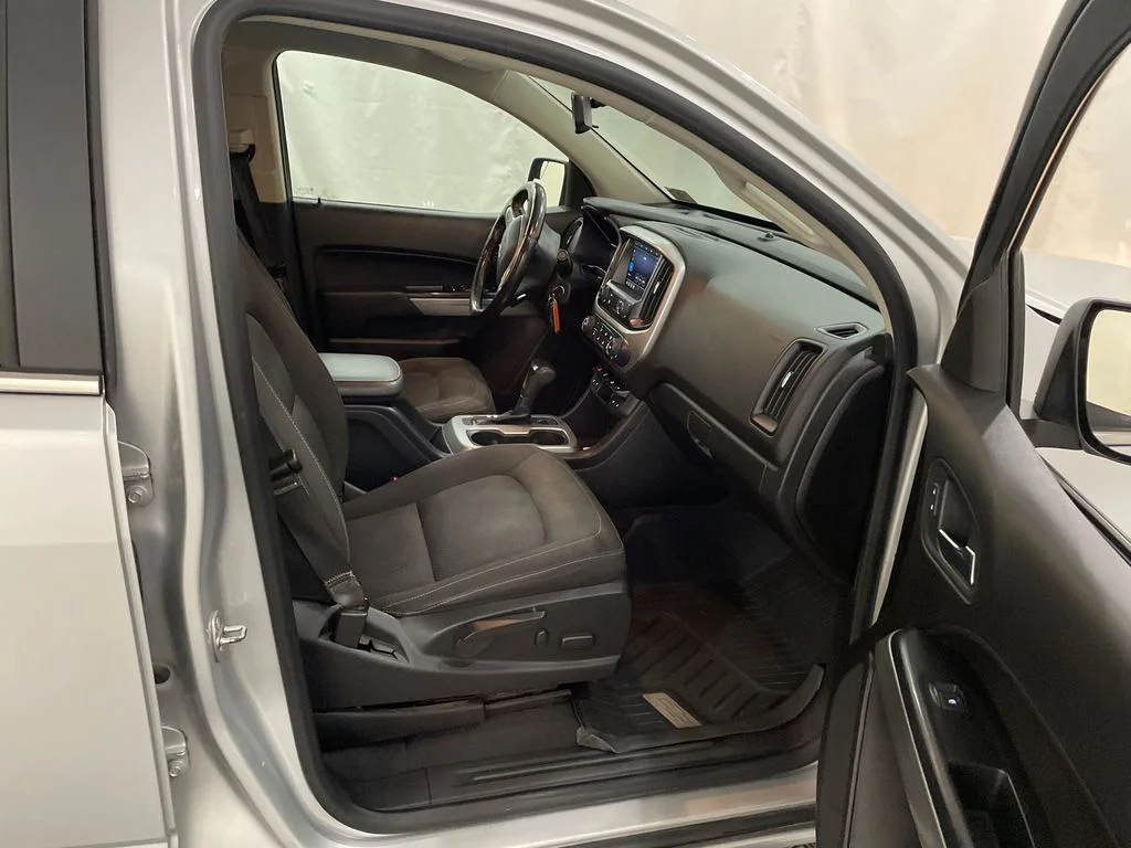 Used 2019 Silver Ice Metallic Chevrolet 4WD LT image 22