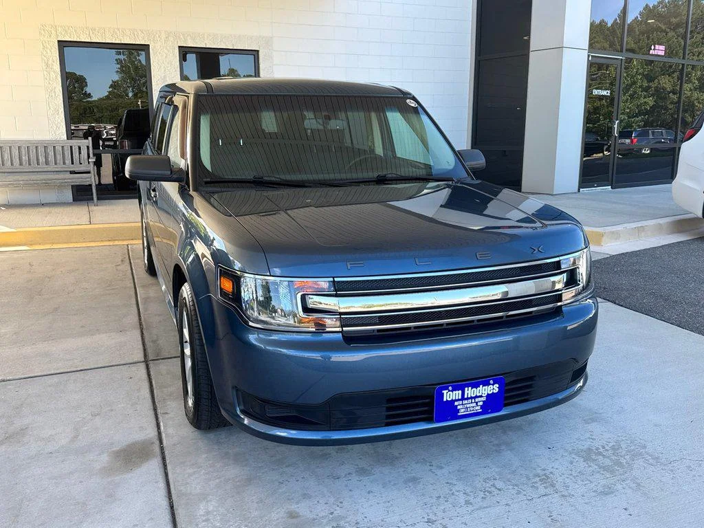 Used 2019 Blue Metallic Ford SE FWD image 2