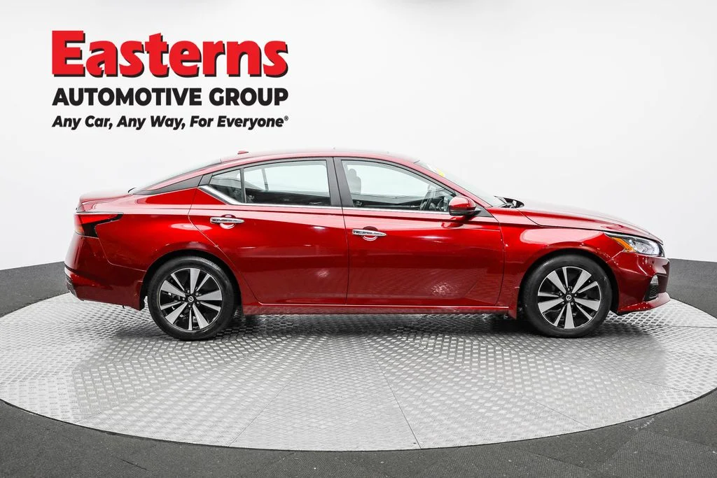 Used 2021 Red Nissan 2.5 SV image 4