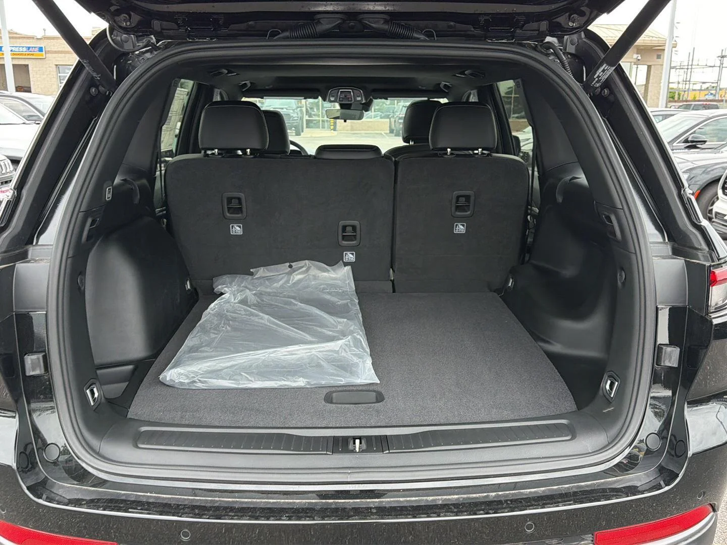 New 2026 Diamond Black Crystal Pearlcoat Jeep Laredo Altitude image 21