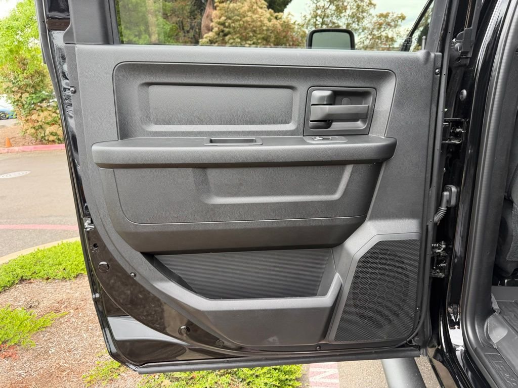 New 2026 Diamond Black Crystal Pearl-Coat Exterior Paint RAM Tradesman image 28