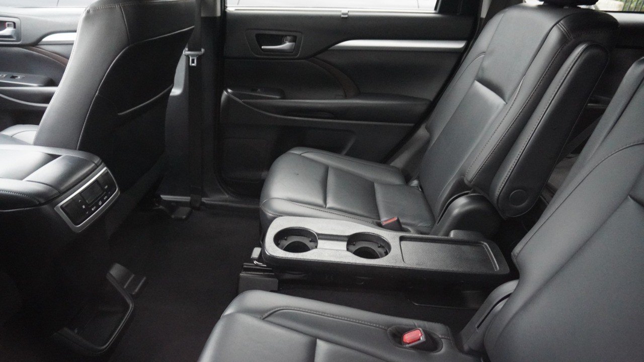 Used 2019 White Toyota XLE image 11