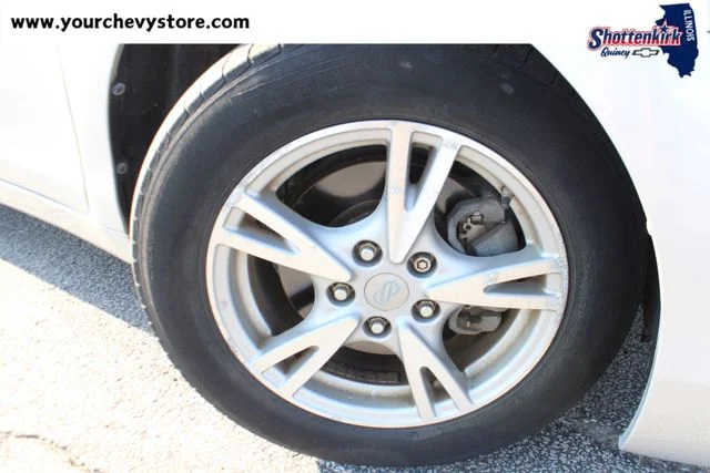 Used 2009 Silver Toyota LE image 6