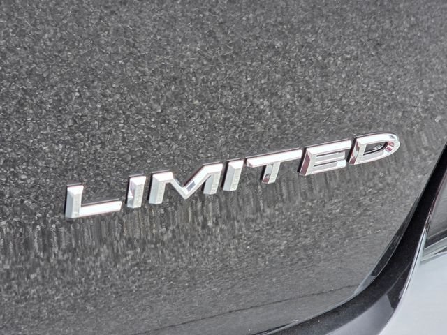 New 2027 Diamond Black Crystal Pearl-Coat Exterior Paint Chrysler Limited image 29