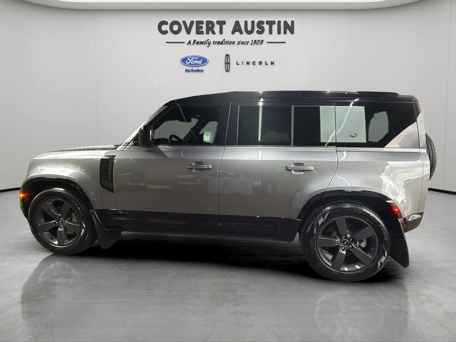 Used 2021  Land Rover X-Dynamic SE image 2
