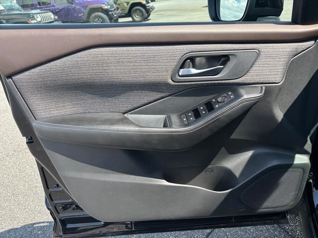 Used 2022 Black Nissan SV image 9