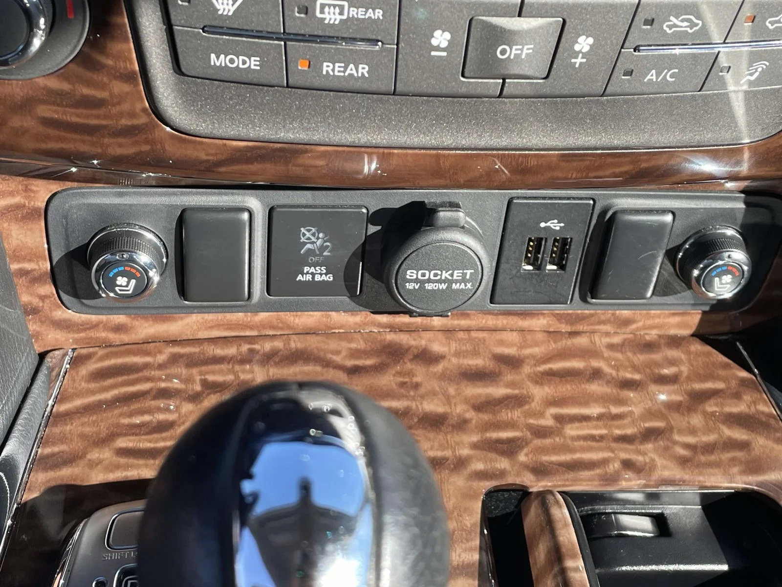 Used 2020 White Nissan Platinum 4WD image 26