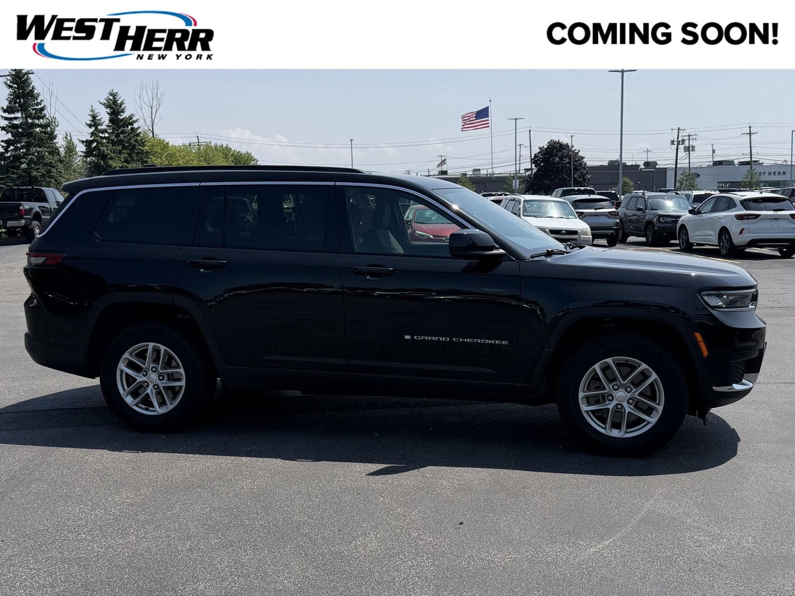 Used 2024 Diamond Black Crystal Pearlcoat Jeep Laredo image 1