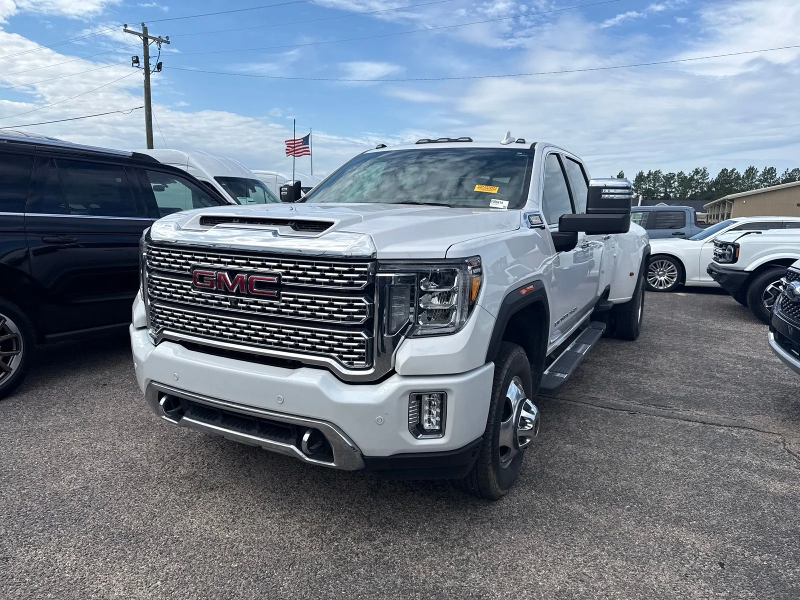 Used 2023 White GMC Denali image 2