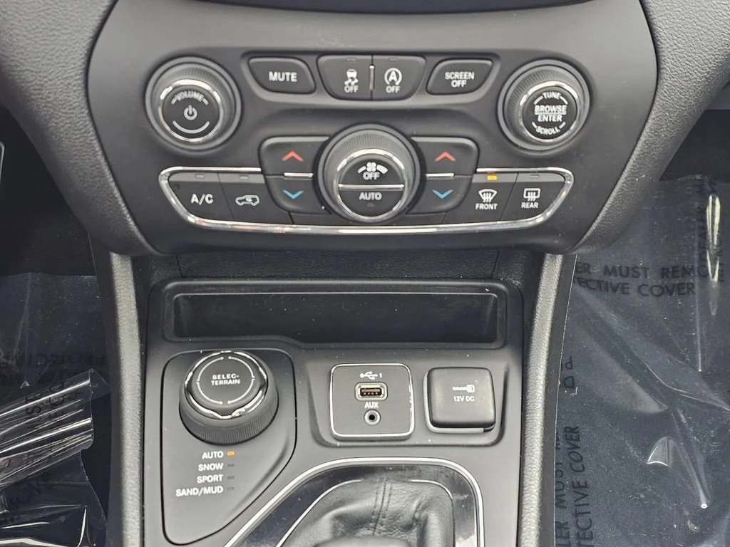Used 2022  Jeep Limited image 31